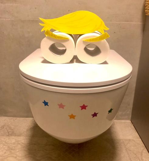 טראמפ בשירותים