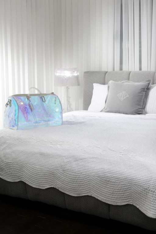 מיטה בהזמנה מיוחדת עם בד עשיר מבית מעצב העל ז'אן פול גוטייה