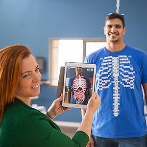 כל סטודנט לתואר ראשון מקבל אייפד ואיתו יכול ללמוד