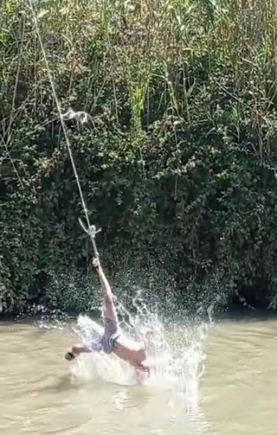 קפיצת טרזן מסוכנת במפל הנסתר ליד פתח תקוה