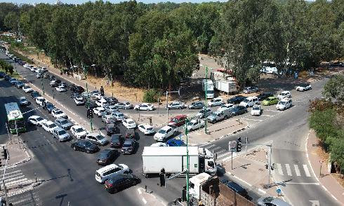 עומסי תנועה באזור סירקין והדר גנים בדרך לבדיקות קורונה בדרייב אין (צילום: מתוך הרשתות החברתיות) עומסי תנועה באזור סירקין והדר גנים בדרך לבדיקות קורונה בדרייב אין