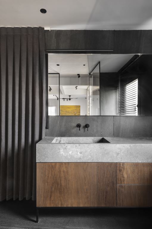 חדר הרחצה של בני הזוג מודרני ומהוקצע