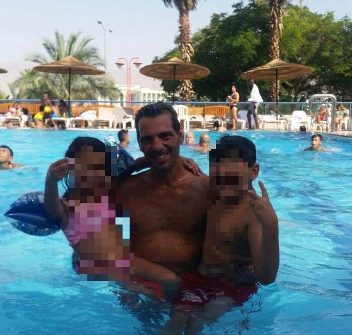 רוני דלעי עם שניים מילדיו