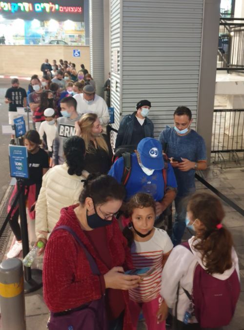 התורים מחוץ לחנויות בראשל"צ