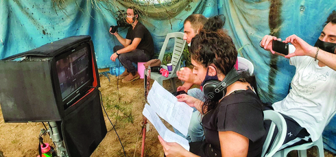 עזרייב בצילומים עם קאסט השחקנים. סיפורים מהבלוק