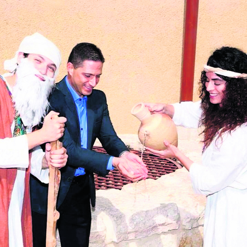 עזרייב עם ראש העירייה בתיאטרון "אורייתא"