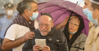 שלמה אביו של ליהוא בן-בסה, נפרד בדמעות