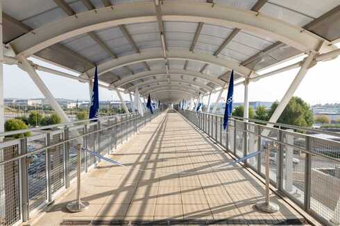 הגשר החדש המחבר בין חניון מרכז עינב לאולם הנוסעים בתחנה