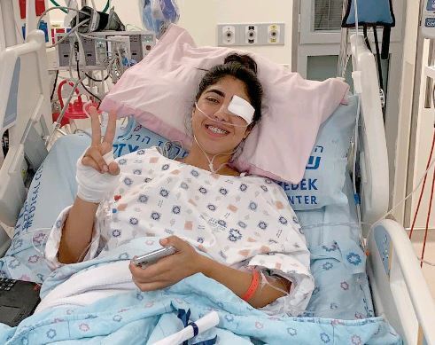 בבית החולים, אחרי הפציעה. "היה לי קשה מאוד לקבל את הדברים הקטנים שהייתי צריכה בהם עזרה בהתחלה, אחרי התאונה"