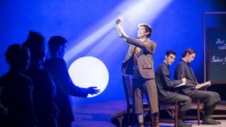 הצגת השנה, איינשטיין הילד שלא הפסיק לשאול