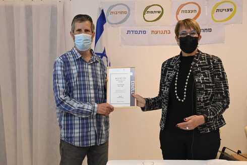 מנהלת חטיבת אחד העם ומנהל החווה החקלאית בפתח תקוה זכו ...