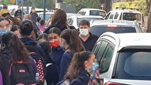 הדרמה סמוך לבית ספר בית יעקב פתח תקוה (צילום: מתוך הרשת החברתית, נשמח שהצלם ייצור עמנו קשר לצורך מתן קרדיט) הדרמה סמוך לבית ספר בית יעקב פתח תקוה