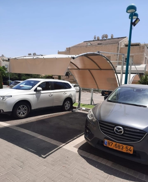 הצללה על מכונית של צל סאן