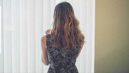 אישה בחורה צעירה שכנה