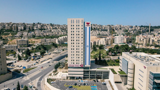 עזריאלי מכללה אקדמית להנדסה לאחר תליית הדגל