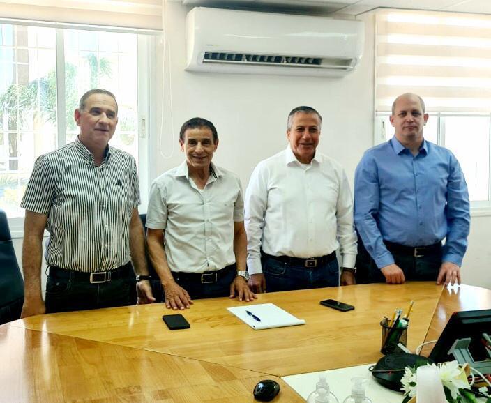 שלום בן משה עם ראש עיריית כפר קאסם