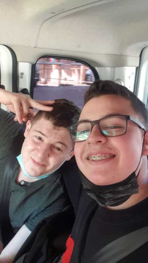 רז קורנפלד (משמאל) וחבר