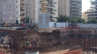 העגורן שמתחתיו נפער הבולען