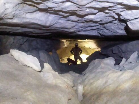 הכניסה למערה