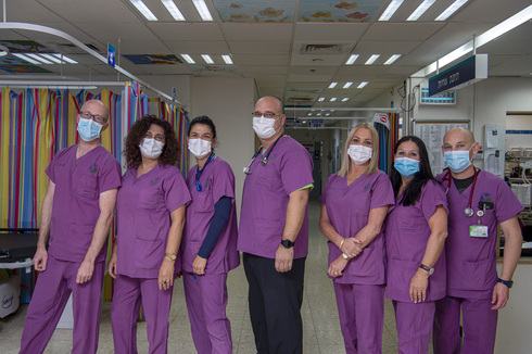 הצוות הסיעודי עם מנהל המחלקה