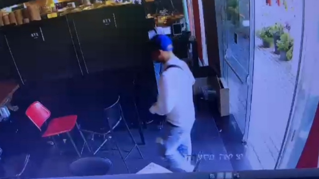 הגנב נכנס לבית הקפה