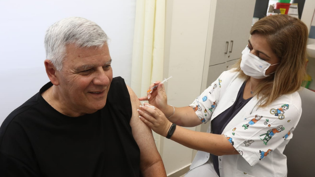 גנדלמן בעת קבלת הזריקה