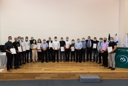 בוגרי הקורס במעמד הענקת התעודות עם מנהל מחוז כללית צפון ד"ר מרדכי דיין, מנהל הפקולטה לרפואה וחברי הנהלה רפואית של מחוז צפון. (צילום: דרור מילר) בוגרי הקורס במעמד הענקת התעודות עם מנהל מחוז כללית צפון ד"ר מרדכי דיין, מנהל הפקולטה לרפואה וחברי הנהלה רפואית של מחוז צפון.