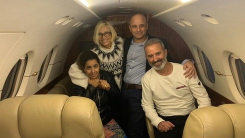 בני הזוג אוקנין במטוס בדרך לישראל