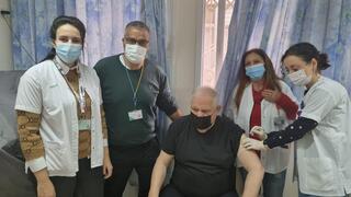 ראש עריית נוף הגליל רונן פלוט מקבל את החיסון הרביעי במרפאת כללית נוף הגליל