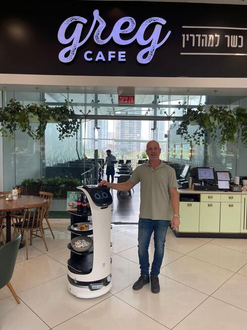 רובוט במקום מלצר בקפה גרג