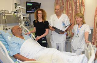 קרן מרום וצוות הסיעוד של היחידה לטיפול נמרץ לב ליד מיטת החולה