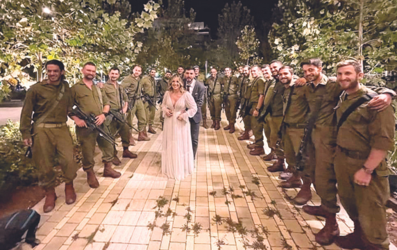 "מרגש". בני הזוג בחתונה עם חברים מילואימניקים