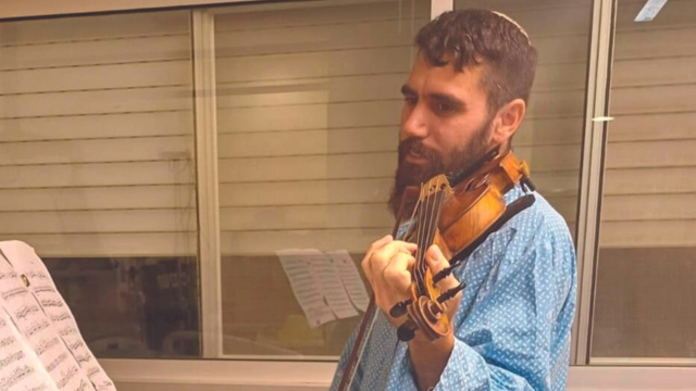 מרדכי מנגן על הכינור