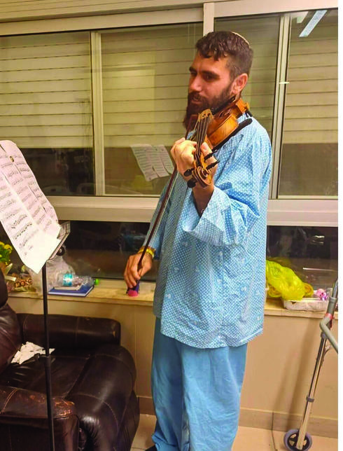 מרדכי מנגן על הכינור