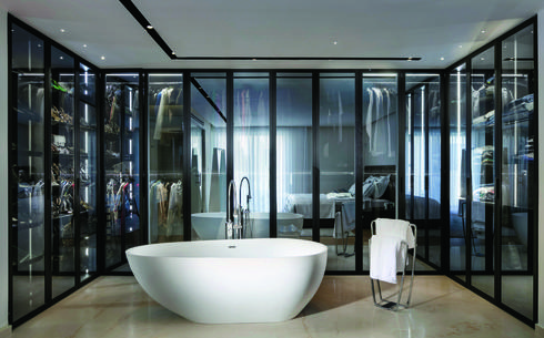 אמבטיית קוריאן, רצפת אבן טבעית, ברז וכלים סניטריים מבית mody. עיצוב: צביקה קזיוף. צילום: אלעד גונן
