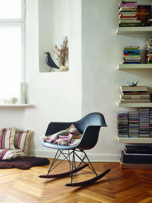 כיסא נדנדה שעיצב צ'ארלס אימס ל Vitra היווה את הבסיס לכסאות הפלסטיק המודרניים. הביטאט