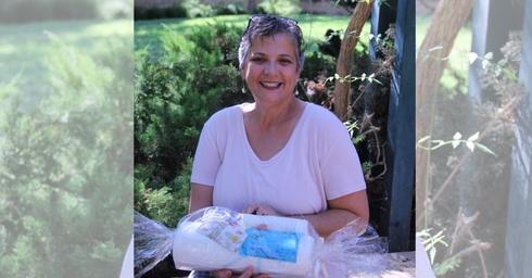 ג'ודי בוגן עם "חבילת כימו" | צילום: מקום מרפא